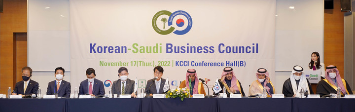 [사진=뉴시스]김동욱 한-사우디 경협위원장 대행이 인사말을 하고 있다. 사진 왼쪽 두 번째부터 우권식 현대중공업 상무, 안재훈 SK바이오사이언스 부사장, 안재현 SK디스커버리 총괄사장, 김동욱 경협위원장 대행(현대차 부사장), 파하드 알 왈란(Fahad Saad Wallan) Wallan그룹 회장, 메샬 알 모크빌 사우디 투자부 차관, 압둘라흐만 아무타이리 아랍바이오 CEO. 2022.11.17.photo@newsis.com *재판매 및 DB 금지