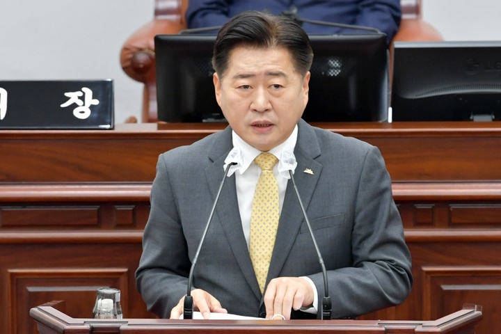 [제주=뉴시스] 오영훈 제주지사가 17일 오후 제주도의회 본회의장에서 열린 도정질문에서 답변하고 있다. (사진=제주도의회 제공) 2022.11.17. photo@newsis.com *재판매 및 DB 금지