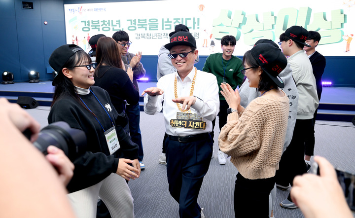 [안동=뉴시스] 17일 오후 영남대 천마아트센터 컨벤션홀에서 청년홈페이지 '청년e끌림' 오픈식을 겸한 경북청년정책참여단 '상상이상' 포럼 중간에 이철우 지사가 청년들과 쇼츠 영상을 촬영하고 있다. (사진=경북도 제공) 2022.11.17 *재판매 및 DB 금지