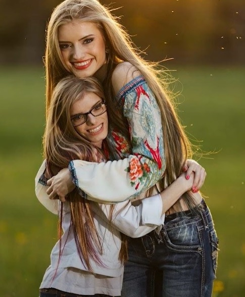 [서울=뉴시스] 영국 데일리스타는 16일(현지시간) '가장 큰 신체적 차이를 가진 일란성 쌍둥이'로 기네스 세계기록에 등재된 시에나-시에라 자매에 대해 보도했다 (사진출처: 기네스 세계기록 유튜브 캡처) 2022.11.17. *재판매 및 DB 금지