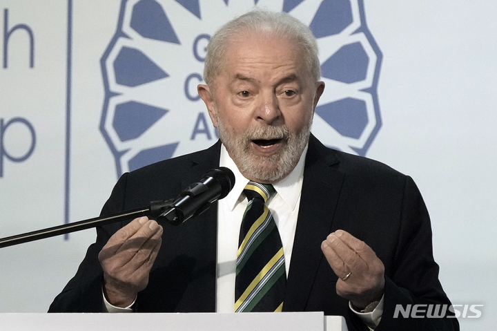 [샤름 엘 셰이크=AP/뉴시스] 루이스 이나시우 룰라 다시우바 브라질 대통령 당선인이 16일(현지시간) 이집트 샤름 엘 셰이크에서 열린 제27차 유엔기후변화 당사국총회(COP27)에서 연설하고 있다. 룰라 당선인은 '지구의 허파'인 열대우림의 보전을 위해서는 선진국들의 경제적 지원이 필요하다고 밝혔다. 2022.11.17.