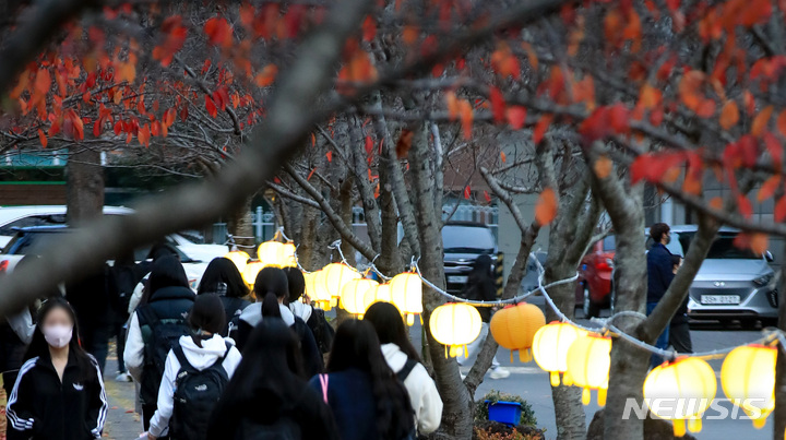 [제주=뉴시스] 우장호 기자 = 2023학년도 대학수학능력시험일인 17일 오전 제주특별자치도교육청 95지구 제6시험장 제주중앙여자고등학교에서 수험생들이 시험장으로 들어가고 있다. 2022.11.17. woo1223@newsis.com