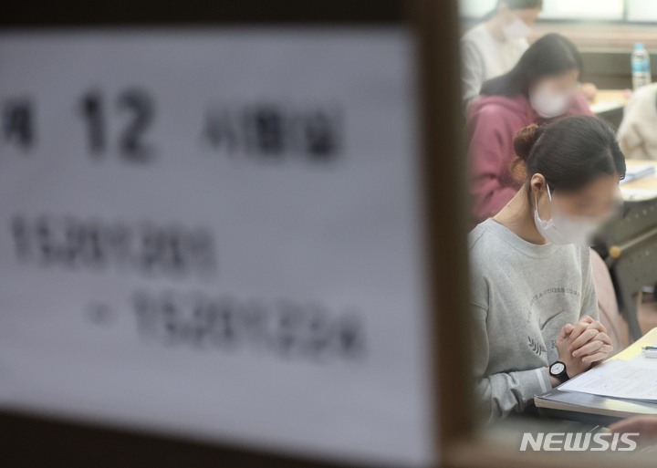 [서울=뉴시스] 사진공동취재단 = 2023년도 대학수학능력시험이 치러진 17일 오전 서울 중구 통일로 이화여자외국어고등학교에 마련된 고사실에서 수험생들이 시험을 준비하고 있다. 2022.11.17. photo@newsis.com