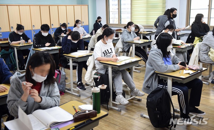[서울=뉴시스] 사진공동취재단 = 2023학년도 대학수학능력시험일인 지난달 17일 오전 서울의 한 여자고등학교에서 수험생이 시험 시작을 기다리고 있다. 2022.12.30. photo@newsis.com