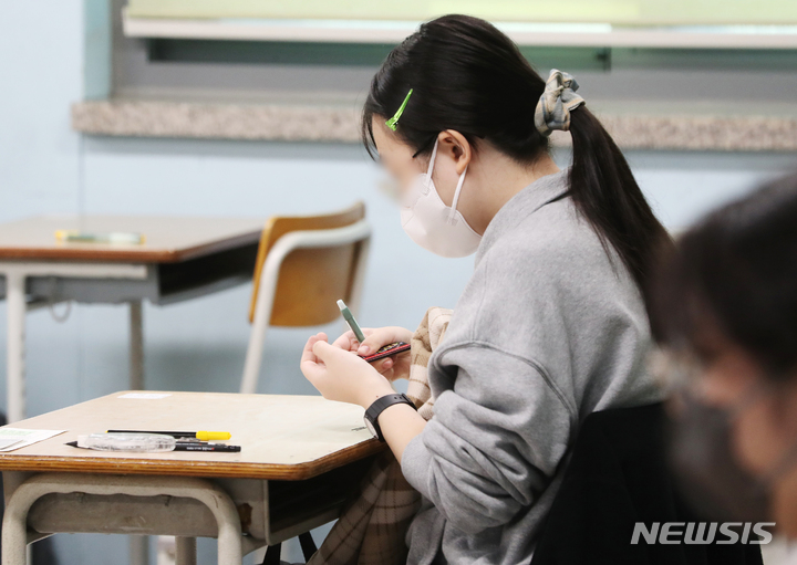 [수원=뉴시스] 사진공동취재단 = 2023학년도 대학수학능력시험인 지난해 11월17일 수원시 장안구 수일고등학교 시험실에서 수험생이 수능 시험 준비를 하고 있다. 2023.03.16. photo@newsis.com