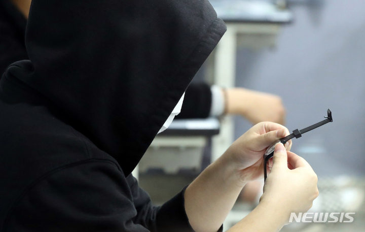 [서울=뉴시스] 손목시계를 살펴보는 시민. (사진=뉴시스 DB). photo@newsis.com