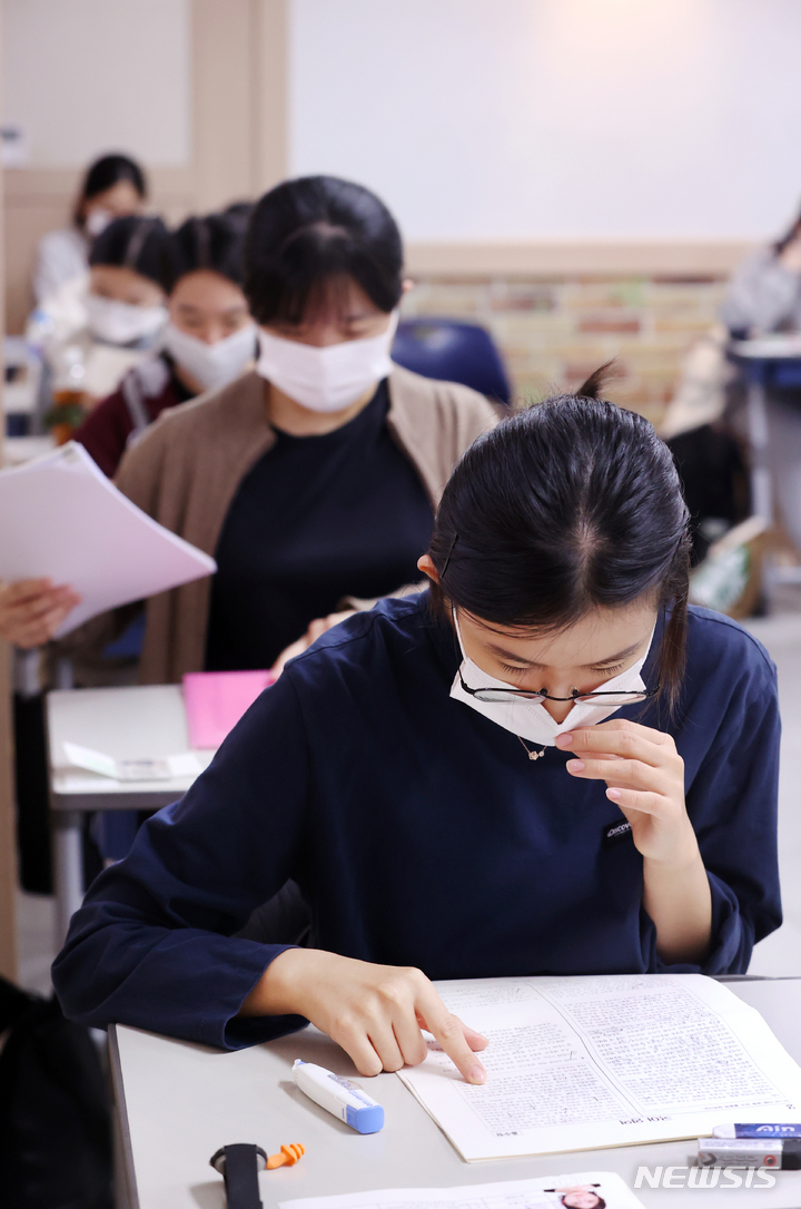 [대구=뉴시스] 이무열 기자 = 2023년 대학수학능력시험일인 17일 오전 대구 수성구 대구여자고등학교에서 수험생들이 시험 시작을 기다리고 있다. 2022.11.17. lmy@newsis.com