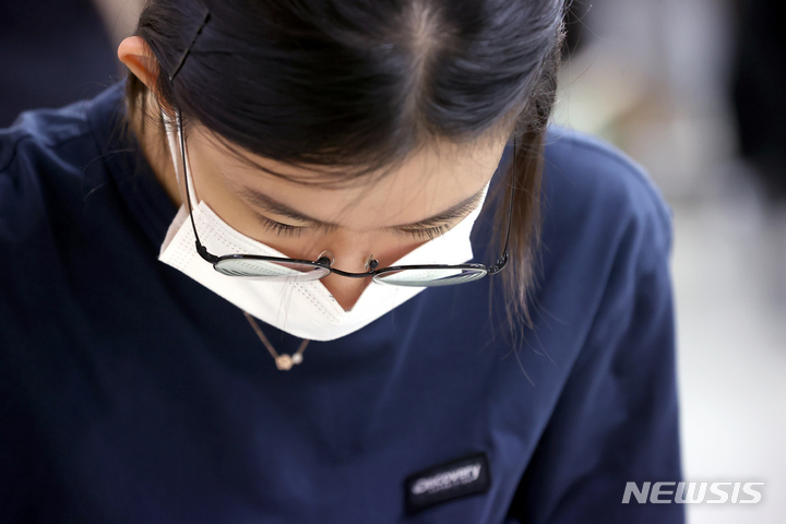 [대구=뉴시스] 이무열 기자 = 2023년 대학수학능력시험일인 17일 오전 대구 수성구 대구여자고등학교에서 한 수험생이 시험 시작을 기다리고 있다. 2022.11.17. lmy@newsis.com