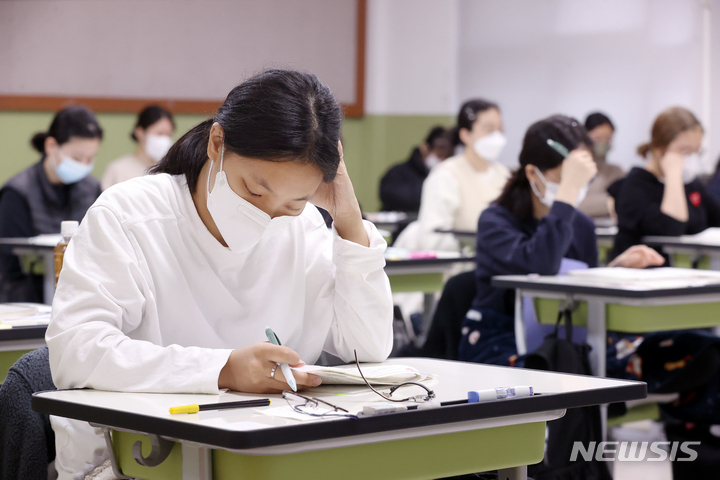 [대구=뉴시스] 2023년 대학수학능력시험일인 지난달 17일 오전 대구 수성구 대구여자고등학교에서 수험생들이 시험 시작을 기다리고 있다. (사진=뉴시스DB). 2022.12.22. lmy@newsis.com