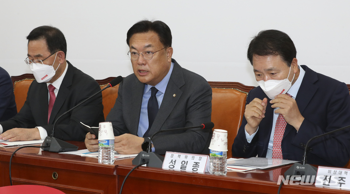 [서울=뉴시스] 최진석 기자 = 정진석(가운데) 국민의힘 비상대책위원장이 17일 서울 여의도 국회에서 열린 비상대책위원회의에서 발언하고 있다. 왼쪽부터 주호영 원내대표, 정 비대위원장, 성일종 정책위의장. 2022.11.17. myjs@newsis.com