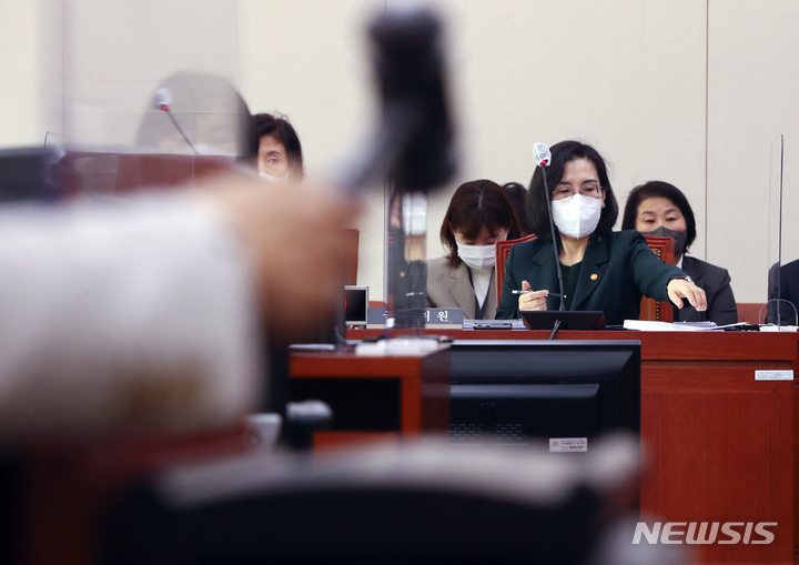 [서울=뉴시스] 최진석 기자 = 권인숙 국회 여가위 위원장이 지난 17일 서울 여의도 국회에서 열린 여성가족위원회 전체회의에서 2023년도 여성가족부 소관 예산안 및 기금운용계획안을 의결 처리하는 의사봉을 두드리는 앞으로 김현숙 여가부 장관이 자료를 살펴보고 있다. 2022.12.29. myjs@newsis.com