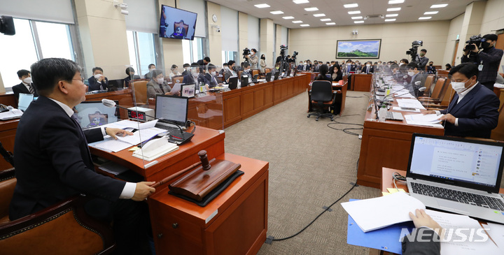 [서울=뉴시스] 전진환 기자 = 전해철 위원장이 지난 17일 오전 서울 여의도 국회에서 열린 환경노동위원회 전체회의에서 환경부와 고용노동부, 기상청에 대한 2023년도 예산안을 의결하고 있다. 2022.11.17 amin2@newsis.com