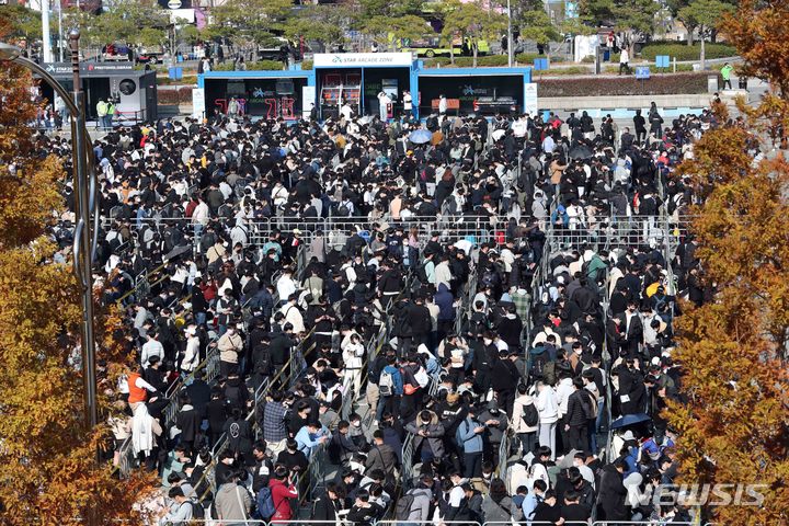 [부산=뉴시스] 하경민 기자 = 국제게임전시회 '지스타 2022'가 개막한 17일 부산 해운대구 벡스코 제1전시장을 찾은 시민들이 행사장에 입장하기 위해 길게 줄을 선 채 대기하고 있다. 20일까지 나흘간 열리는 이번 전시에는 43개국 987개사 참가해 게임전시, 비즈니스, 콘퍼런스, 이스포츠 등 다양한 행사를 동시에 진행한다. 2022.11.17. yulnetphoto@newsis.com