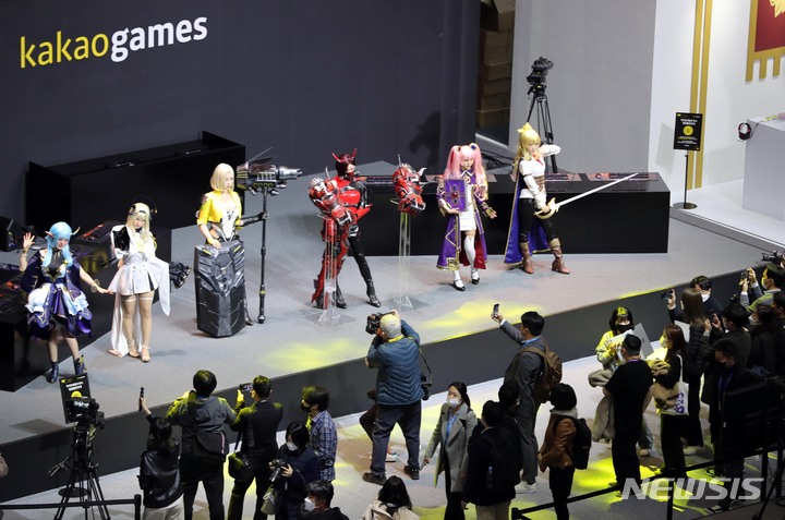 [부산=뉴시스] 하경민 기자 = 국제게임전시회 '지스타 2022'가 개막한 17일 부산 해운대구 벡스코 제1전시장의 한 게임업체 부스에서 게임 캐릭터로 변신한 모델들이 포즈를 취하고 있다. 20일까지 나흘간 열리는 이번 전시에는 43개국 987개사 참가해 게임전시, 비즈니스, 콘퍼런스, 이스포츠 등 다양한 행사를 동시에 진행한다. 2022.11.17. yulnetphoto@newsis.com