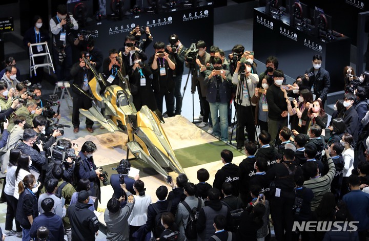 [부산=뉴시스] 하경민 기자 = 국제게임전시회 '지스타 2022'가 개막한 17일 부산 해운대구 벡스코 제1전시장을 찾은 내외빈들이 게임업체 부스를 둘러보고 있다. 20일까지 나흘간 열리는 이번 전시에는 43개국 987개사 참가해 게임전시, 비즈니스, 콘퍼런스, 이스포츠 등 다양한 행사를 동시에 진행한다. 2022.11.17. yulnetphoto@newsis.com