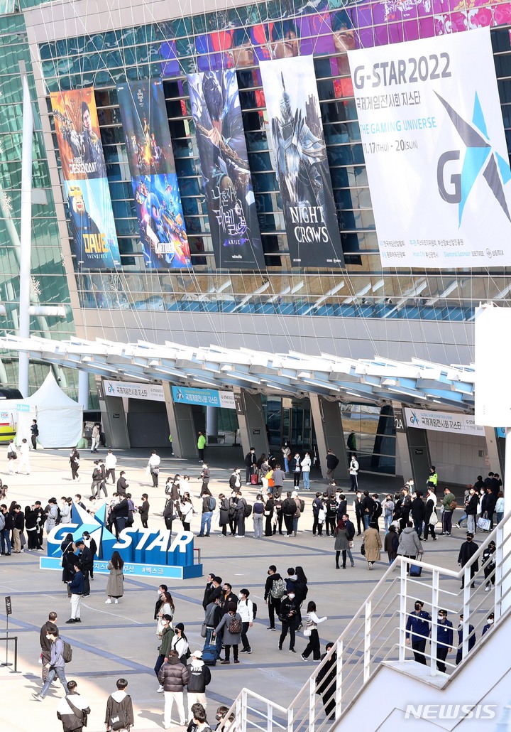 [부산=뉴시스] 하경민 기자 = 국제게임전시회 '지스타 2022'가 개막한 17일 부산 해운대구 벡스코 제1전시장을 찾은 시민들이 행사장에 입장하기 위해 길게 줄을 선 채 대기하고 있다. 20일까지 나흘간 열리는 이번 전시에는 43개국 987개사 참가해 게임전시, 비즈니스, 콘퍼런스, 이스포츠 등 다양한 행사를 동시에 진행한다. 2022.11.17. yulnetphoto@newsis.com