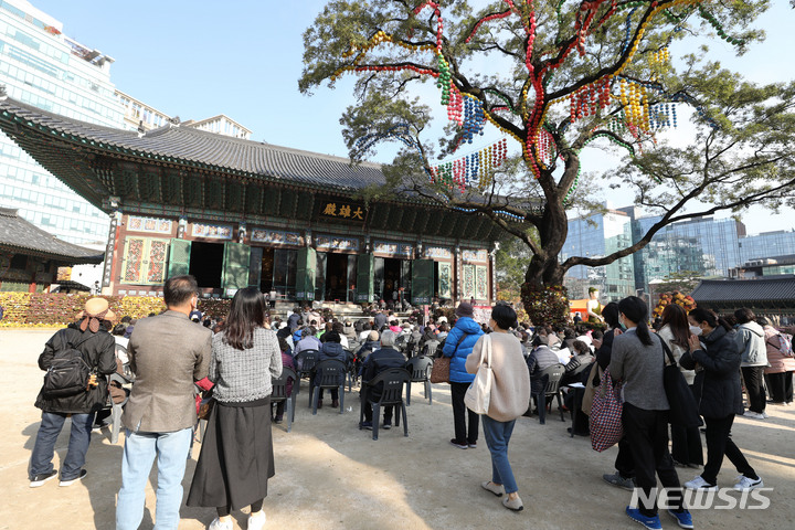 [서울=뉴시스] 조수정 기자 = 2023학년도 대학수학능력시험일인 17일 오전 서울 종로구 조계사에서 열린 수능 고득점 기원 법회에서 수험생 학부모들이 합장하고 있다. 2022.11.17. chocrystal@newsis.com