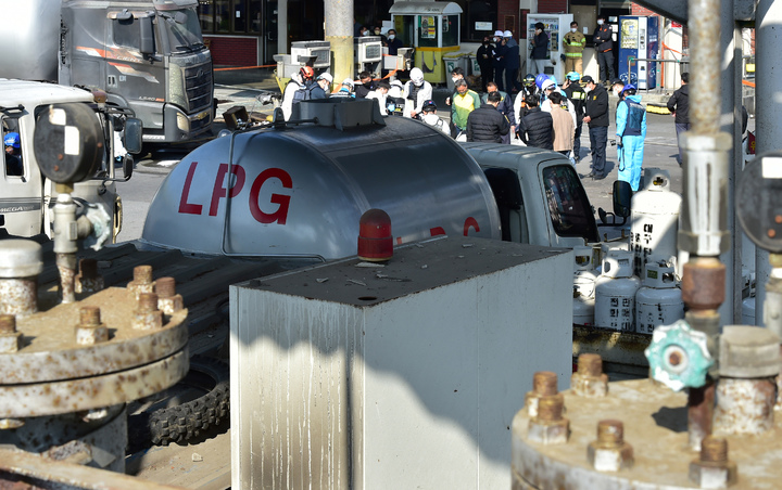 [대구=뉴시스] 이무열 기자 = 대구 LPG 충전소 폭발·화재 사고와 관련해 지난 2022년 11월17일 오전 대구 서구 폭발현장에서 소방, 경찰, 가스공사 등 관계기관 합동감식이 진행되고 있는 모습. 2022.11.17. lmy@newsis.com