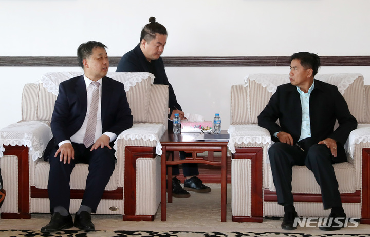 [루앙프라방(라오스)=뉴시스] 이영환 기자 = 홍점표(왼쪽) 한국공항공사 해외사업단장이 17일 오전(현지시간) 라오스 루앙프라방공항에서 분콩 쑥사왓(Bounkhong SOKSAVATH) 루앙프라방 주정부 공공사업교통부 부국장과 루앙프라방공항 개발 계획 관련 대화를 나누고 있다. 한국공항공사는 도시 전체가 유네스코 세계문화유산으로 지정된 라오스 루앙프라방의 국제공항 개발 및 확장을 위한 민관협력투자사업(PPP) 수주에 도전장을 냈으며 PPP는 약 2000억원의 규모로 공항시설 개선 및 확장, 향후 공항의 운영권 등을 포함하고 있으며 타당성조사(FS) 결과를 토대로 최종 사업 수주를 목표로 하고 있다. 2022.11.17. 20hwan@newsis.com