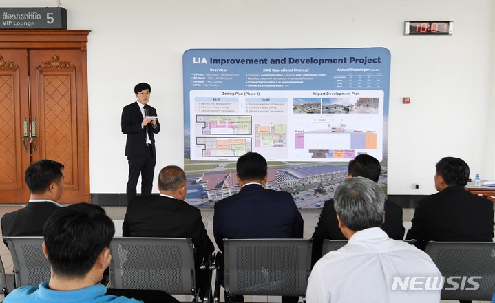 [라오스=뉴시스] 공항사진기자단 = 17일 오전(현지시간) 라오스 루앙프라방 공항에서 열린 한국공항공사의 루앙프라방 공항 시찰 및 사업설명회에서 한승규 한국공항공사 해외사업 2부 부장이 설명을 하고 있다. 2022.11.17. photo@newsis.com