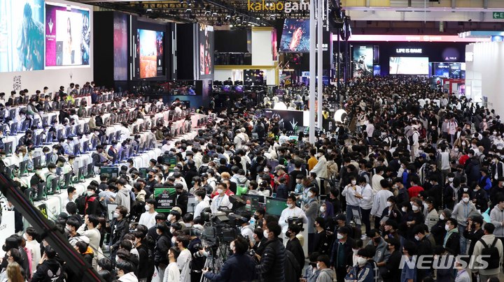 [부산=뉴시스] 하경민 기자 = 국제게임전시회 '지스타 2022'가 개막한 17일 부산 해운대구 벡스코 제1전시장을 찾은 관람객들이 신작 게임을 즐기고 있다. 20일까지 나흘간 열리는 이번 전시에는 43개국 987개사 참가해 게임전시, 비즈니스, 콘퍼런스, 이스포츠 등 다양한 행사를 동시에 진행한다. 2022.11.17. yulnetphoto@newsis.com