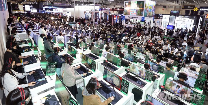 [부산=뉴시스] 하경민 기자 = 국제게임전시회 '지스타 2022'가 개막한 17일 부산 해운대구 벡스코 제1전시장을 찾은 관람객들이 신작 게임을 즐기고 있다. 20일까지 나흘간 열리는 이번 전시에는 43개국 987개사 참가해 게임전시, 비즈니스, 콘퍼런스, 이스포츠 등 다양한 행사를 동시에 진행한다. 2022.11.17. yulnetphoto@newsis.com