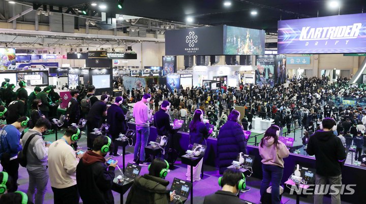 [부산=뉴시스] 하경민 기자 = 국제게임전시회 '지스타 2022'가 개막한 17일 부산 해운대구 벡스코 제1전시장을 찾은 관람객들이 신작 게임을 즐기고 있다. 20일까지 나흘간 열리는 이번 전시에는 43개국 987개사 참가해 게임전시, 비즈니스, 콘퍼런스, 이스포츠 등 다양한 행사를 동시에 진행한다. 2022.11.17. yulnetphoto@newsis.com
