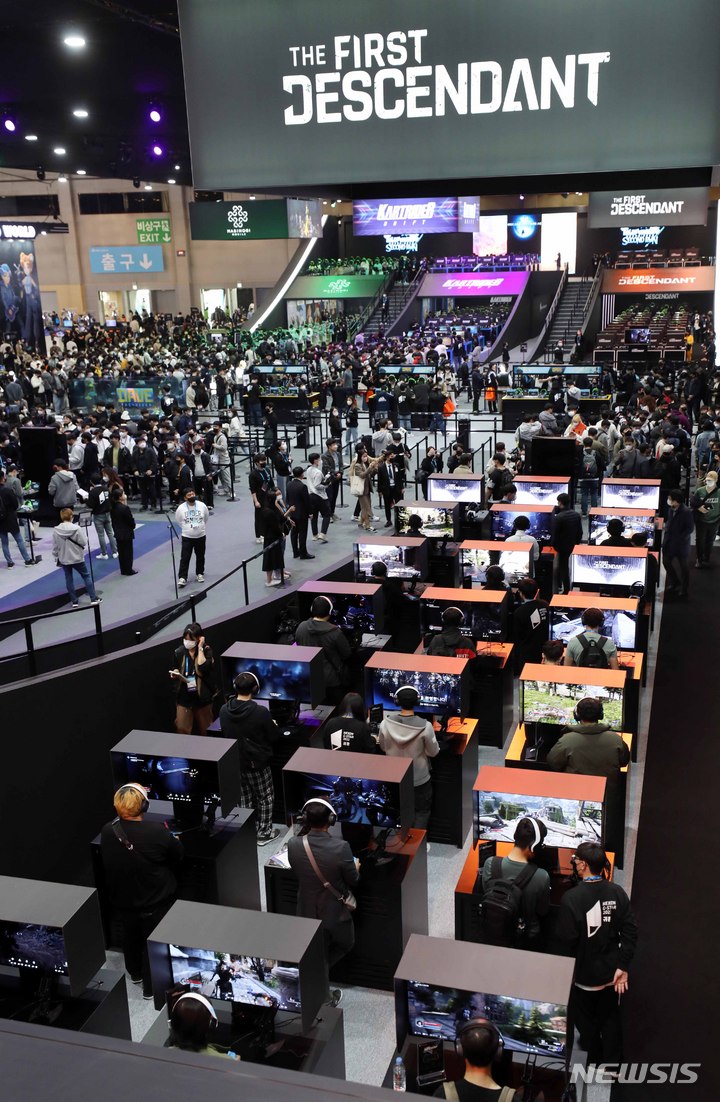 [부산=뉴시스] 하경민 기자 = 국제게임전시회 '지스타 2022'가 개막한 17일 부산 해운대구 벡스코 제1전시장을 찾은 관람객들이 신작 게임을 즐기고 있다. 20일까지 나흘간 열리는 이번 전시에는 43개국 987개사 참가해 게임전시, 비즈니스, 콘퍼런스, 이스포츠 등 다양한 행사를 동시에 진행한다. 2022.11.17. yulnetphoto@newsis.com