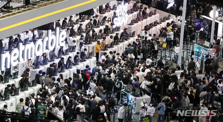 [부산=뉴시스] 하경민 기자 = 국제게임전시회 '지스타 2022'가 개막한 17일 부산 해운대구 벡스코 제1전시장을 찾은 관람객들이 신작 게임을 즐기고 있다. 20일까지 나흘간 열리는 이번 전시에는 43개국 987개사 참가해 게임전시, 비즈니스, 콘퍼런스, 이스포츠 등 다양한 행사를 동시에 진행한다. 2022.11.17. yulnetphoto@newsis.com