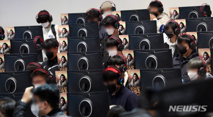 [부산=뉴시스] 하경민 기자 = 국제게임전시회 '지스타 2022'가 개막한 17일 부산 해운대구 벡스코 제1전시장을 찾은 관람객들이 신작 게임을 즐기고 있다. 20일까지 나흘간 열리는 이번 전시에는 43개국 987개사 참가해 게임전시, 비즈니스, 콘퍼런스, 이스포츠 등 다양한 행사를 동시에 진행한다. 2022.11.17. yulnetphoto@newsis.com