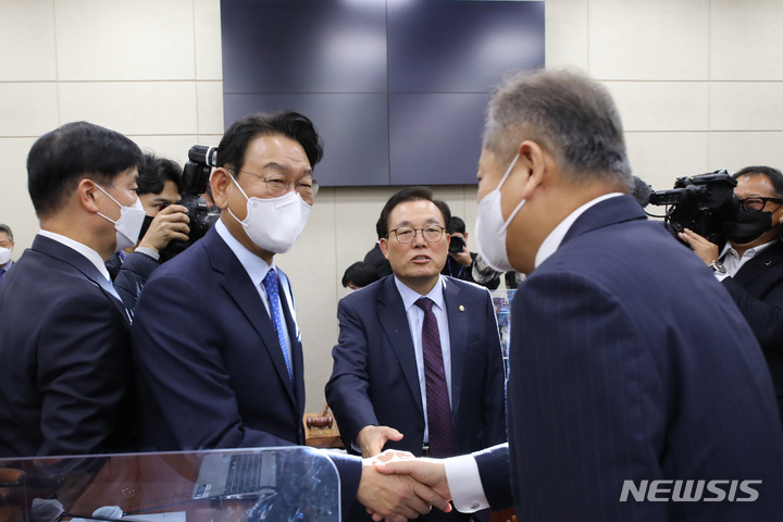 [서울=뉴시스] 전진환 기자 = 이상민 행정안전부장관이 17일 오후 서울 여의도 국회에서 열린 행정안전위원회 전체회의 산회 후 야당 간사인 김교흥 더불어민주당 의원과 인사하고 있다. 2022.11.17 amin2@newsis.com