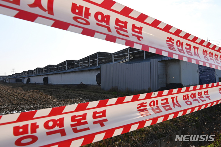[화성=뉴시스] 김종택 기자 = 17일 오후 조류인플루엔자(AI) 항원이 검출된 경기도 화성시 한 육용종계 농장 주변에 출입금지 안내문이 설치돼 있다. 2022.11.17. jtk@newsis.com
