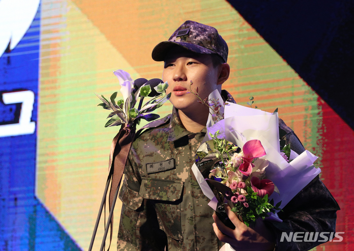 [서울=뉴시스] 김금보 기자 = 17일 오후 서울 중구 웨스틴 조선 서울 그랜드볼룸에서 열린 2022 KBO 퓨처스리그 시상식에서 퓨처스리그 타자부문-남부리그 타율상을 수상한 상무 야구단 촤원준이 수상소감을 말하고 있다. 2022.11.17. kgb@newsis.com