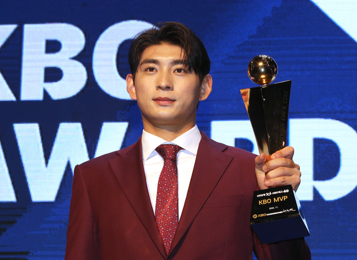 [서울=뉴시스] 김금보 기자 = 17일 오후 서울 중구 웨스틴 조선 서울 그랜드볼룸에서 열린 2022 KBO 시상식에서 6관왕의 영예를 차지한 키움 히어로즈 이정후가 MVP 트로피를 들고 기념촬영 하고 있다. 2022.11.17. kgb@newsis.com
