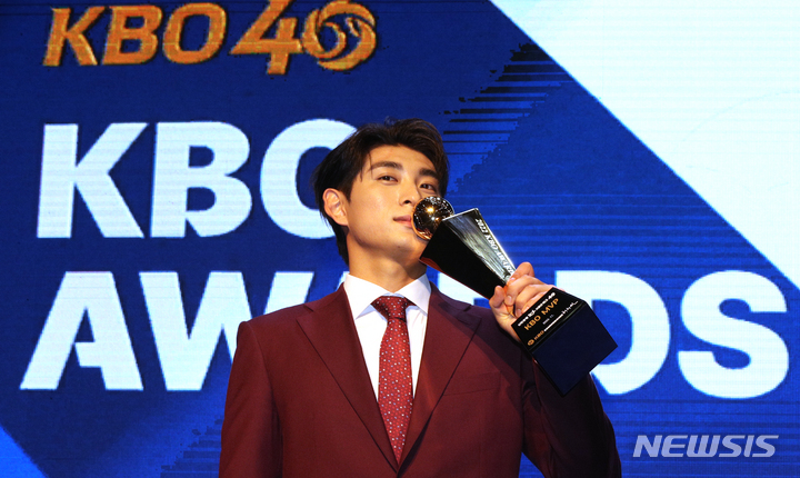 [서울=뉴시스] 김금보 기자 = 17일 오후 서울 중구 웨스틴 조선 서울 그랜드볼룸에서 열린 2022 KBO 시상식에서 6관왕의 영예를 차지한 키움 히어로즈 이정후가 MVP 트로피에 입맞춤하고 있다. 2022.11.17. kgb@newsis.com