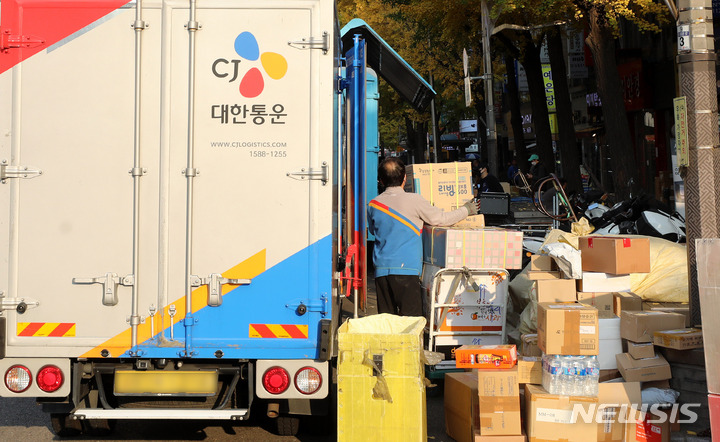 [서울=뉴시스] 추상철 기자 = 서울 시내에서 택배기사가 택배를 옮기고 있다. 2022.11.17. scchoo@newsis.com