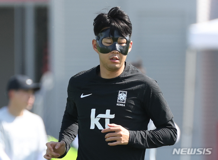 [도하(카타르)=뉴시스] 조성우 기자 = 대한민국 축구대표팀 손흥민이 17일(현지시간) 오전 카타르 도하 알 에글라 트레이닝센터에서 안면 보호 마스크를 쓰고 훈련을 하고 있다. 2022.11.17. xconfind@newsis.com