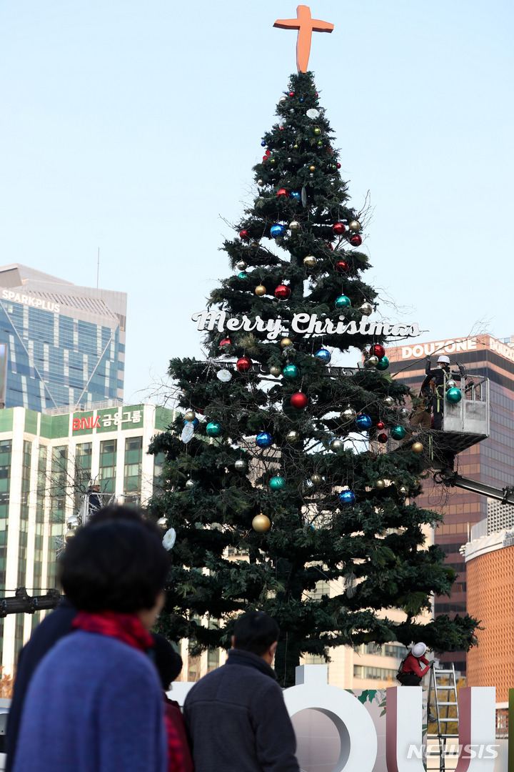 [서울=뉴시스] 추상철 기자 = 17일 오후 서울시 중구 서울광장에서 작업자가 크리스마스트리를 설치하고 있다. 2022.11.17. scchoo@newsis.com