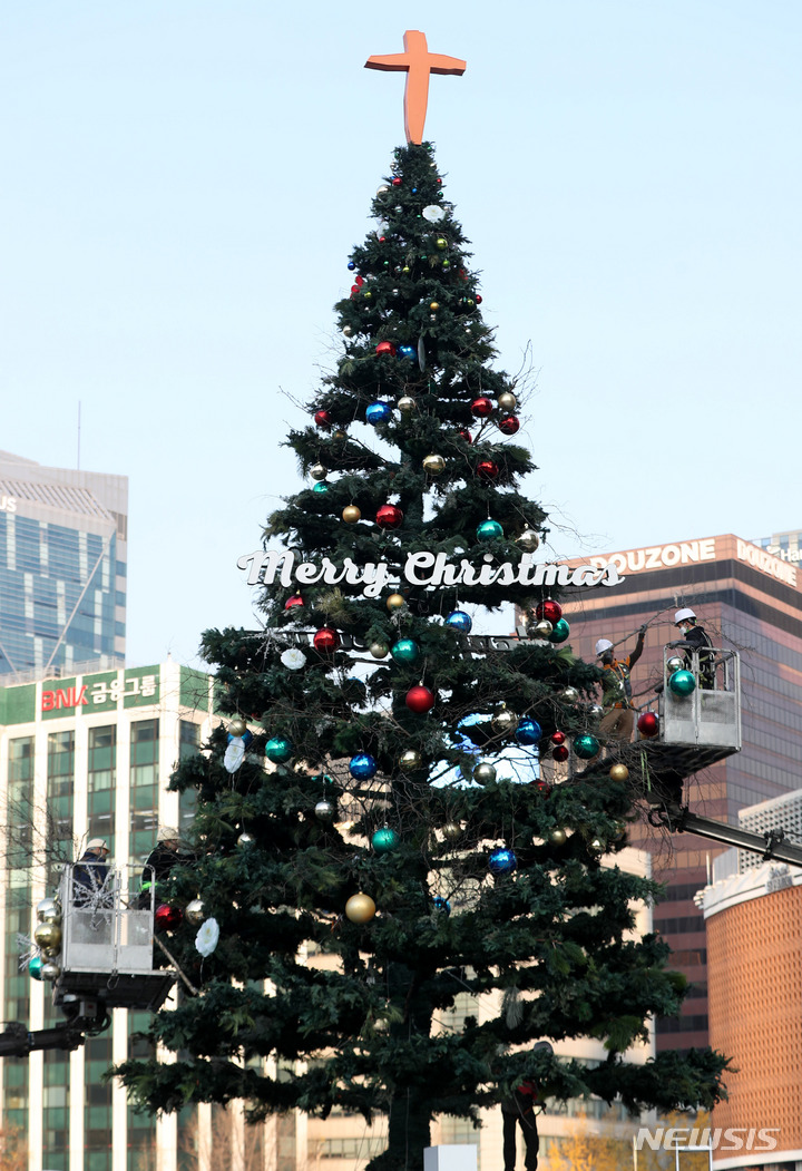 [서울=뉴시스] 추상철 기자 = 17일 오후 서울시 중구 서울광장에서 작업자가 크리스마스트리를 설치하고 있다. 2022.11.17. scchoo@newsis.com