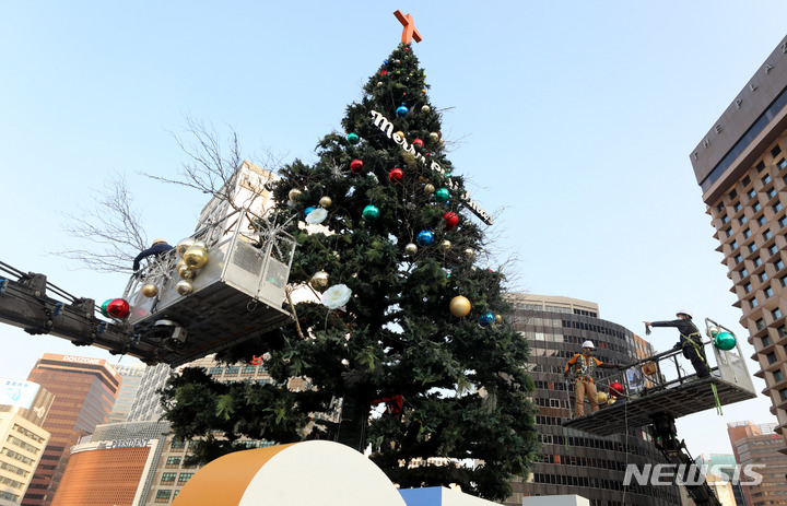 [서울=뉴시스] 추상철 기자 = 17일 오후 서울시 중구 서울광장에서 작업자가 크리스마스트리를 설치하고 있다. 2022.11.17. scchoo@newsis.com