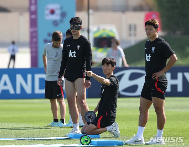 [도하(카타르)=뉴시스] 조성우 기자 = 대한민국 축구대표팀 손흥민이 17일(현지시간) 오전 카타르 도하 알 에글라 트레이닝센터에서 안면 보호 마스크를 쓰고 훈련을 하고 있다. 2022.11.17. xconfind@newsis.com