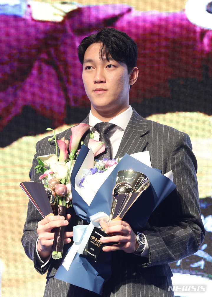 [서울=뉴시스] 김금보 기자 = 17일 오후 서울 중구 웨스틴 조선 서울 그랜드볼룸에서 열린 2022 KBO 시상식에서 투수부분 2관왕의 영예를 차지한 키움 히어로즈 안우진이 기념촬영을 하고 있다. 2022.11.17. kgb@newsis.com