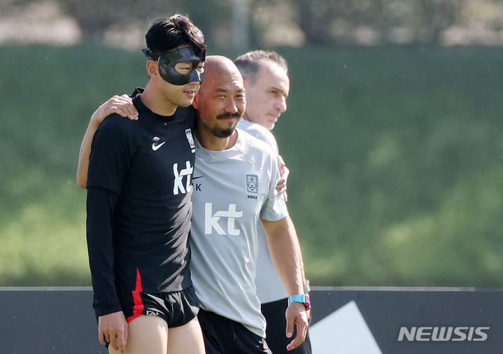 [도하(카타르)=뉴시스] 조성우 기자 = 대한민국 축구대표팀 손흥민이 17일(현지시간) 오전 카타르 도하 알 에글라 트레이닝센터에서 열린 공개 훈련에서 마이클 킴 코치와 어깨동무를 하고 있다. 2022.11.17. xconfind@newsis.com