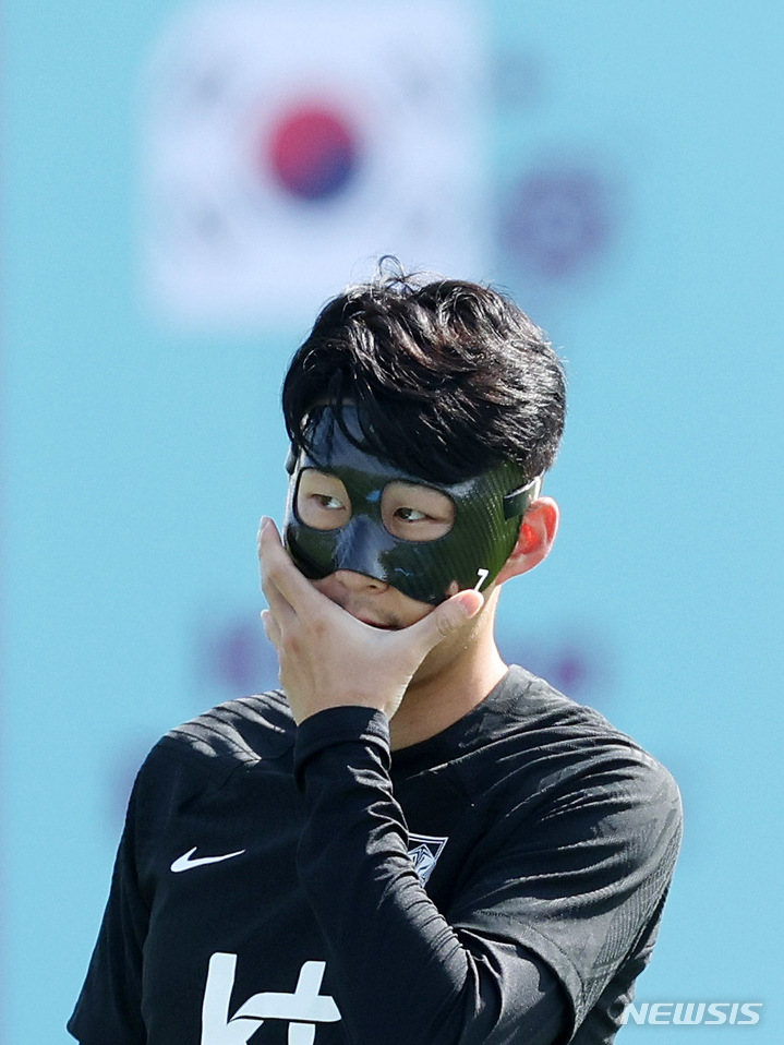 [도하(카타르)=뉴시스] 조성우 기자 = 대한민국 축구대표팀 손흥민이 17일(현지시간) 오전 카타르 도하 알 에글라 트레이닝센터에서 안면 보호 마스크를 쓰고 훈련을 하고 있다. 2022.11.17. xconfind@newsis.com