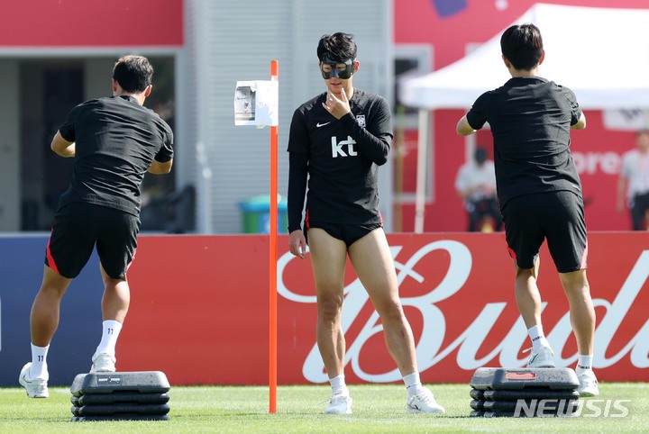 [도하(카타르)=뉴시스] 조성우 기자 = 대한민국 축구대표팀 손흥민이 17일(현지시간) 오전 카타르 도하 알 에글라 트레이닝센터에서 안면 보호 마스크를 쓰고 훈련을 하고 있다. 2022.11.17. xconfind@newsis.com