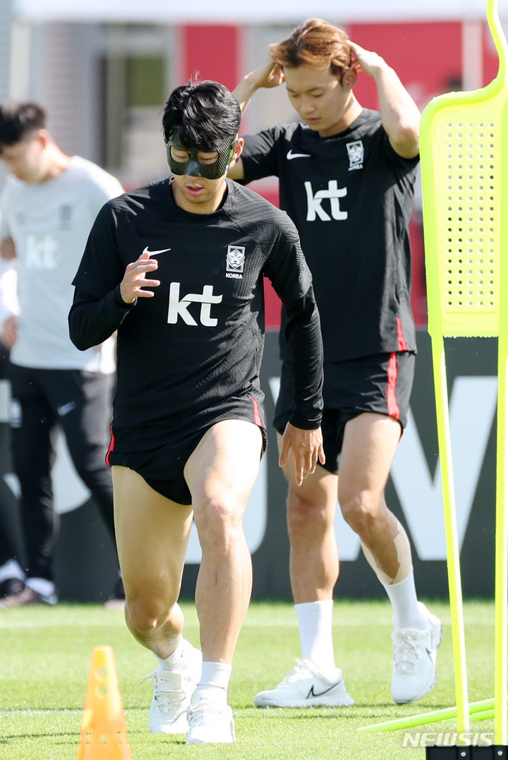 [도하(카타르)=뉴시스] 조성우 기자 = 대한민국 축구대표팀 손흥민이 17일(현지시간) 오전 카타르 도하 알 에글라 트레이닝센터에서 안면 보호 마스크를 쓰고 훈련을 하고 있다. 2022.11.17. xconfind@newsis.com