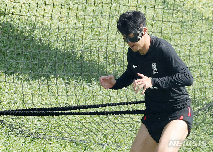 [도하(카타르)=뉴시스] 조성우 기자 = 대한민국 축구대표팀 손흥민이 17일(현지시간) 오전 카타르 도하 알 에글라 트레이닝센터에서 안면 보호 마스크를 쓰고 훈련을 하고 있다. 2022.11.17. xconfind@newsis.com