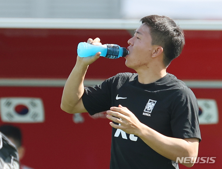 [도하(카타르)=뉴시스] 조성우 기자 = 대한민국 축구대표팀 권창훈이 17일(현지시간) 오전 카타르 도하 알 에글라 트레이닝센터에서 훈련 도중 음료를 마시고 있다. 2022.11.17. xconfind@newsis.com