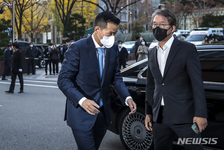 [서울=뉴시스] 정병혁 기자 = 김동관 한화솔루션 부회장이 17일 오후 빈 살만 사우디아라비아 왕세자와 차담회 참석을 위해 서울 중구 롯데호텔로 들어가고 있다. 2022.11.17. jhope@newsis.com