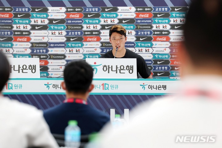 [도하(카타르)=뉴시스] 조성우 기자 = 대한민국 축구대표팀 황희찬이 17일(현지시간) 오전 카타르 도하 알 에글라 트레이닝센터에서 훈련을 마치고 인터뷰를 하고 있다. 2022.11.17. xconfind@newsis.com